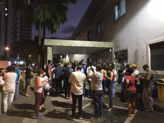 Grupo tenta forçar entra em hospital no Recife - Foto: Cortesia