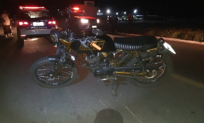 Vítima estava na moto e morreu após veículo colidir em um caminhão, na BR-232, em Custódia — Foto: PRF/Divulgação 