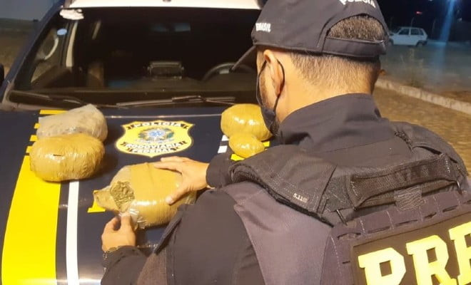 Homem que transportava maconha em ônibus de viagem é detido em Cabrobó — Foto: PRF 