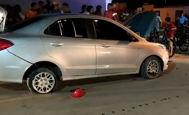 Carro usado por suspeitos durante fuga — Foto: reprodução/ redes sociais 