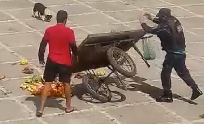 Policial vira carrinho de frutas de vendedor ambulante em Fortaleza — Foto: Reprodução 