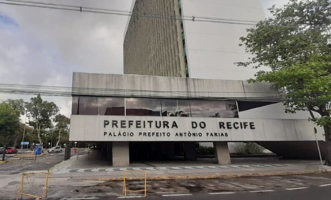 Polícia Federal faz buscas no edifício sede da prefeitura do Recife, nesta quarta-feira (16), onde fica a Secretaria de Saúde — Foto: Elvys Lopes/TV Globo 