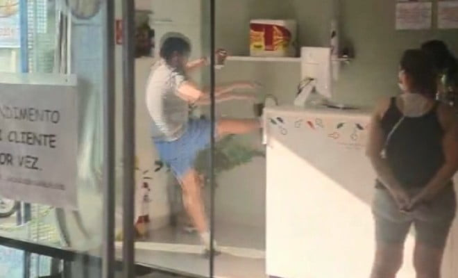 Homem se descontrolou após comerciante pedir para ele usar máscara corretamente — Foto: Reprodução/EPTV 