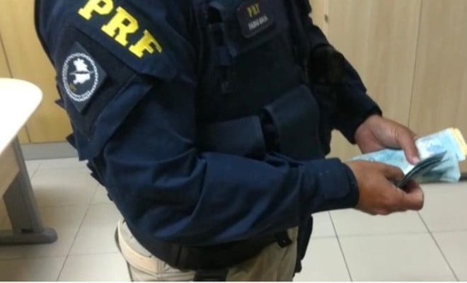 Dinheiro oferecido para o policial — Foto: Polícia Rodoviária Federal/ Divulgação 