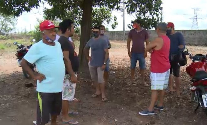 Moradores em frente da subestação de energia elétrica na Zona Norte de Macapá — Foto: Rede Amazônica/Reprodução 