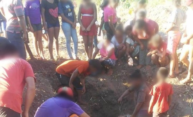 Famílias cavaram para pegar mais de mil caixas de frango que foram enterradas, em Porto Iguaçu — Foto: Movimento Ativo Social e Político Iguaçu/Divulgação 