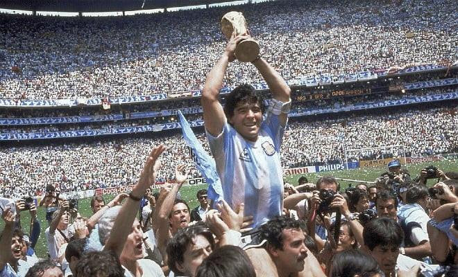 Diego Maradona ergue a Copa do Mundo após vitória da Argentina sobre a Alemanha Ocidental em 1986, na Cidade do México — Foto: Carlo Fumagalli/AP/Arquivo 