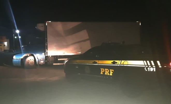 Caminhão com carga roubada foi recuperado em Sertânia — Foto: PRF/Divulgação 