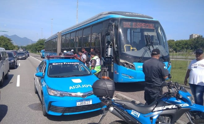 Ônibus do BRT interceptado por agentes da Operação Barra Presente — Foto: Divulgação/ Operação Segurança Presente 