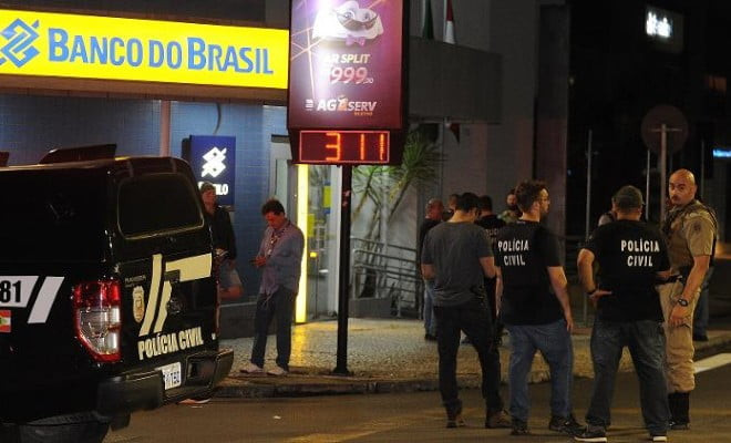 Uma das duas agências bancárias que foram assaltadas durante a madrugada, em Criciúma (SC). Criminosos invadiram o local e trocaram tiros com policias na rua | Imagem: CAIO MARCELLO/AGIF/ESTADÃO CONTEÚDO