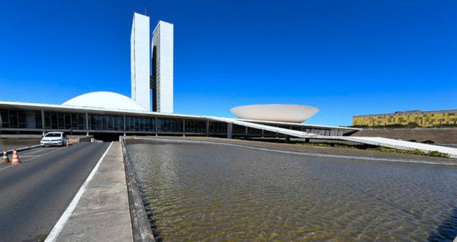 O projeto de lei sobre o tema que a Câmara agora apreciará em urgência prevê que consumidores com sistemas de GD terão desconto de 100% em encargos e tarifas pelo uso dos sistemas de transmissão e de distribuição (Imagem; Agência Senado/Jefferson Rudy)