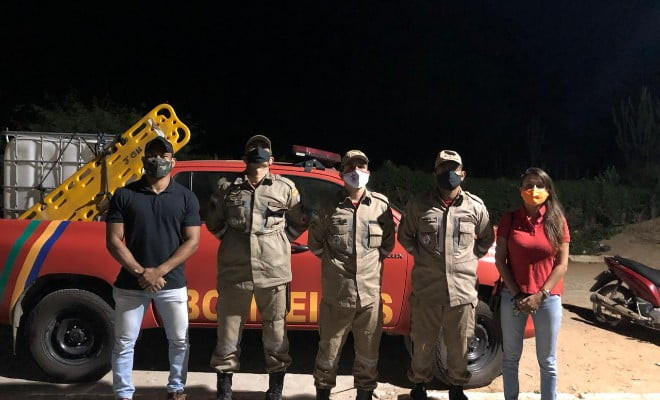 Fábio Eráclito gerente da Secretaria e Ailane Leal diretora de Meio Ambiente e Recursos Hídricos. Sargento de Serra Talhada e bombeiros de Petrolândia - Imagem cedida via Whatsapp