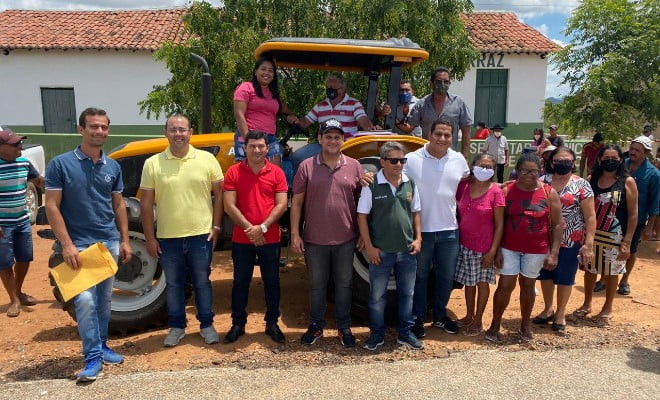 Entrega do trator para agricultores do Airi, em Floresta - Foto cedida via WhatsApp