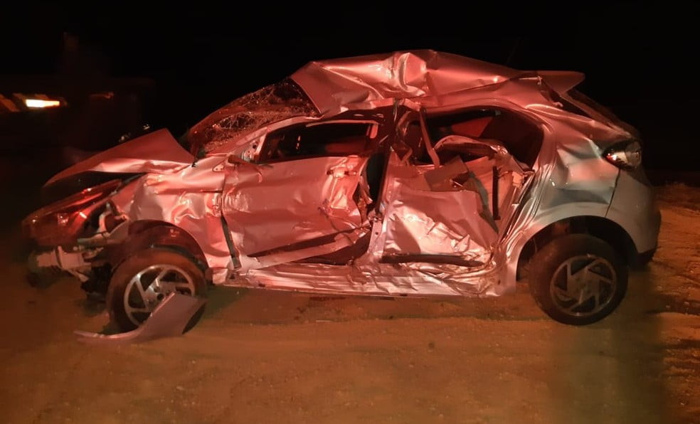 Colisão entre carreta e carro deixa homem morto na BR-232, em Pesqueira — Foto: PRF/Divulgação 