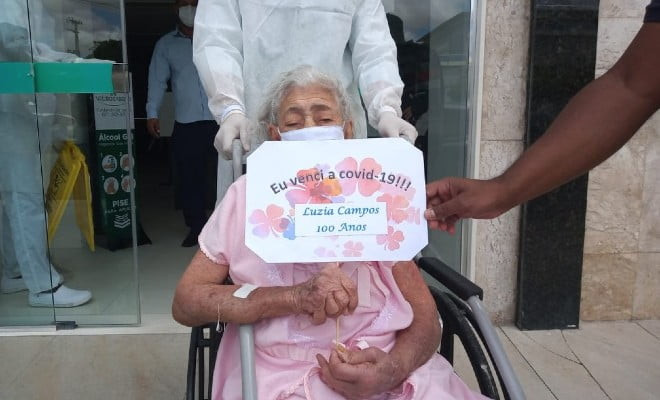 Dona Luzia, de 100 anos, venceu a Covid-19 e recebeu alta do hospital em Petrolina — Foto: Arquivo da família