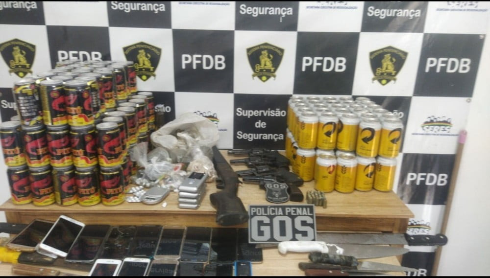 Armas, celulares, drogas e bebidas alcoólicas foram apreendidas em presídio no Complexo do Curado — Foto: Reprodução/WhatsApp