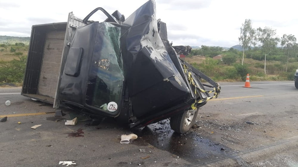 Colisão entre caminhonete e carro em Sanharó — Foto: PRF/Divulgação