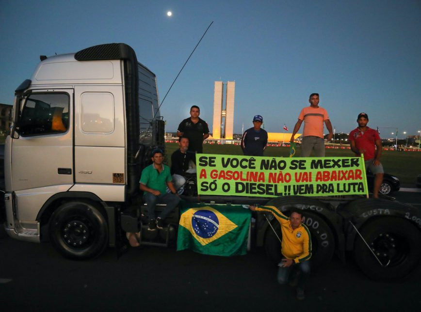 Caminhoneiros protestam em frente ao Palácio do Planalto, durante reunião do gabinete de crise da paralização dos caminhoneiros. Brasília, 27-05-2018. Foto: Sérgio Lima/Poder 360