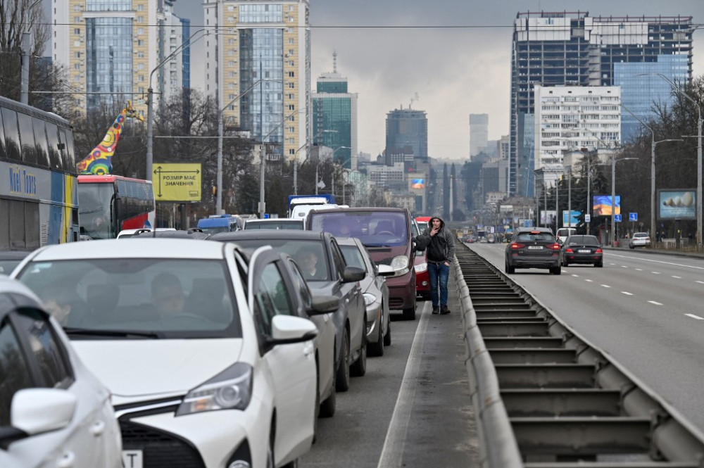 People are seen stuck in a huge traffic jam as they try to leave Kyiv in the direction of the western parts of the country on February 24, 2022. - Russian President Vladimir Putin launched a full-scale invasion of Ukraine on Thursday, forcing residents to