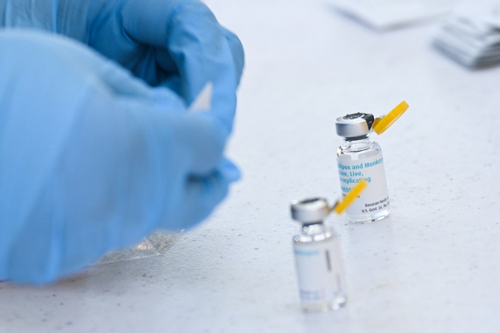 A health care worker prepares a dose of the JYNNEOS Monkeypox vaccine at a pop-up vaccination clinic in Los Angeles, California, on August 9, 2022. (Photo by Patrick T. FALLON / AFP)