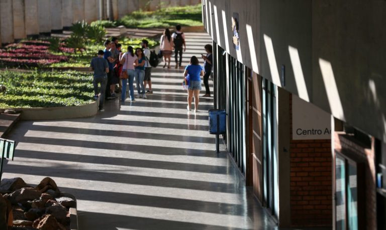 Brasília - Incluída no rodízio de abastecimento do DF, a Universidade de Brasília (UnB) está tomando medidas para reduzir o consumo de água, a instituição chegou a adiar o início das aulas no principal campus da instituição em função do racionamento (Fabi
