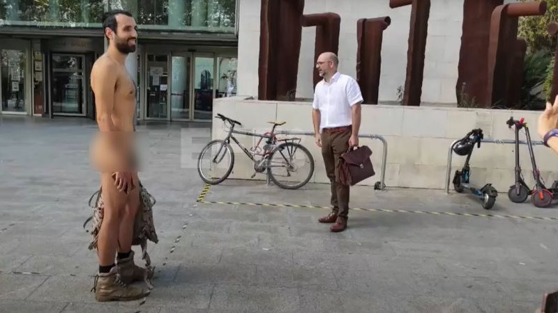 Trecho de vídeo mostrando homem posando para fotos antes de chegar ao tribunal - Divulgação/ Youtube/ Agencia EFE 