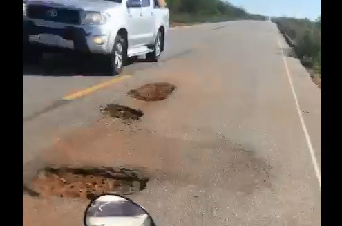 Leitor alerta para buracos na PE-360 estrada que liga Floresta a Ibimirim, PE