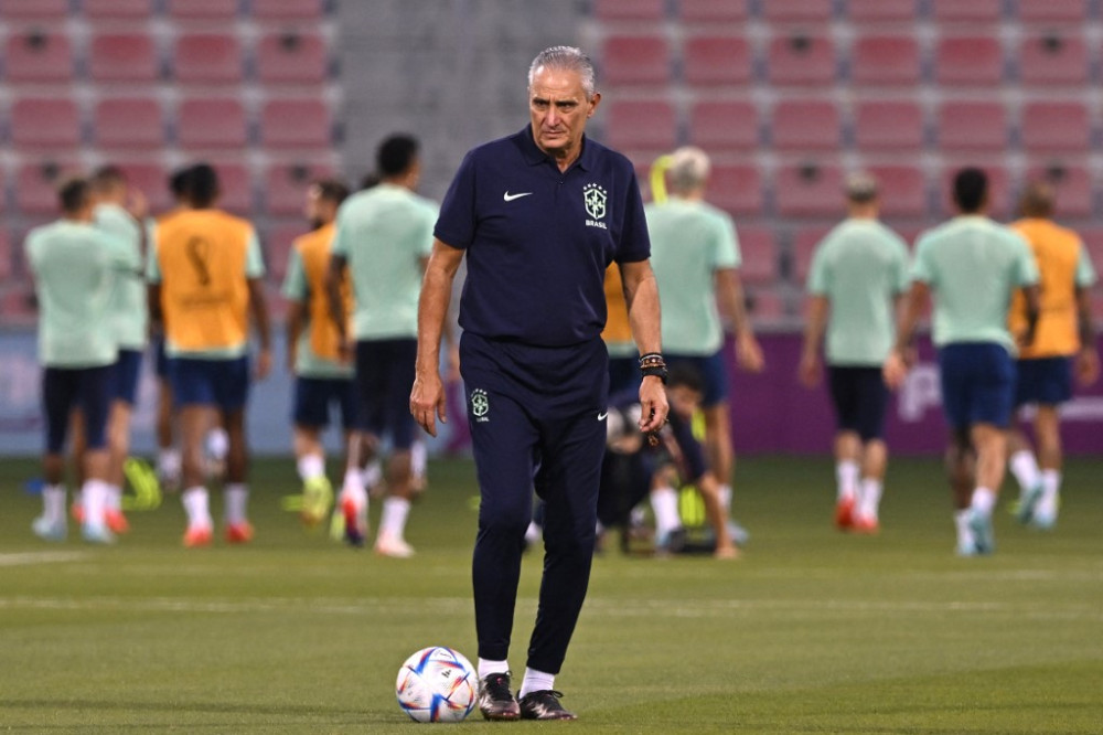 Brazil's coach #00 Tite leads a training session at the Al Arabi SC in Doha on November 27, 2022, on the eve of the Qatar 2022 World Cup football match between Brazil and Switzerland. (Photo by NELSON ALMEIDA / AFP)