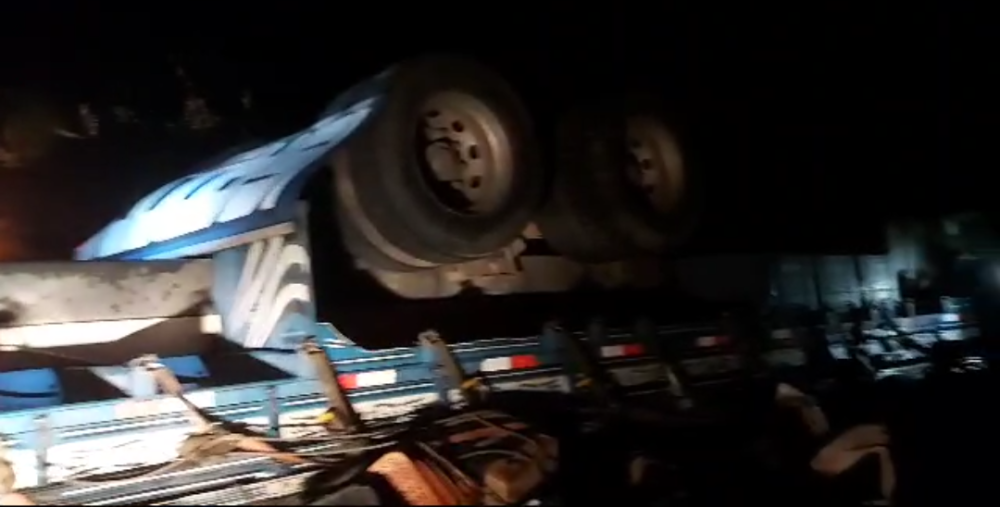 Passageiro morre e motorista fica ferido após caminhão capotar na PE-360 em Floresta, PE