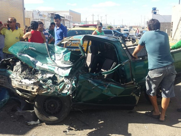 Colisão entre carro e caminhão no Hardim Imperial em Petrolina, PE (Foto: Isa Mendes/ TV Grande Rio)