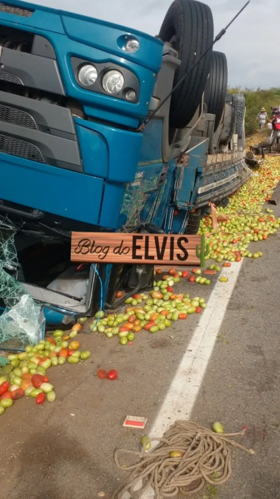 Caminhão carregado de tomate capota na PE-360 entre Floresta e Ibimirim, PE