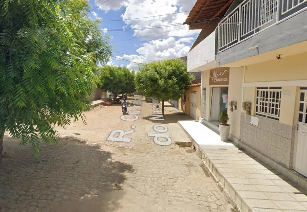 Novo calçamento fica nas proximidades da empresa Amora Loja
