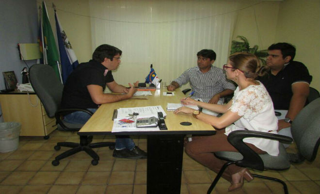Fotos: Prefeito Bernardo Maniçoba, em reunião com o Vice-prefeito, Juninho Cantarelli, Secretária de Desenvolvimento Social, Inalda Teles, e Secretário de Administração, Tibério Ferraz, para adesão ao Programa Leite de Todos. 
