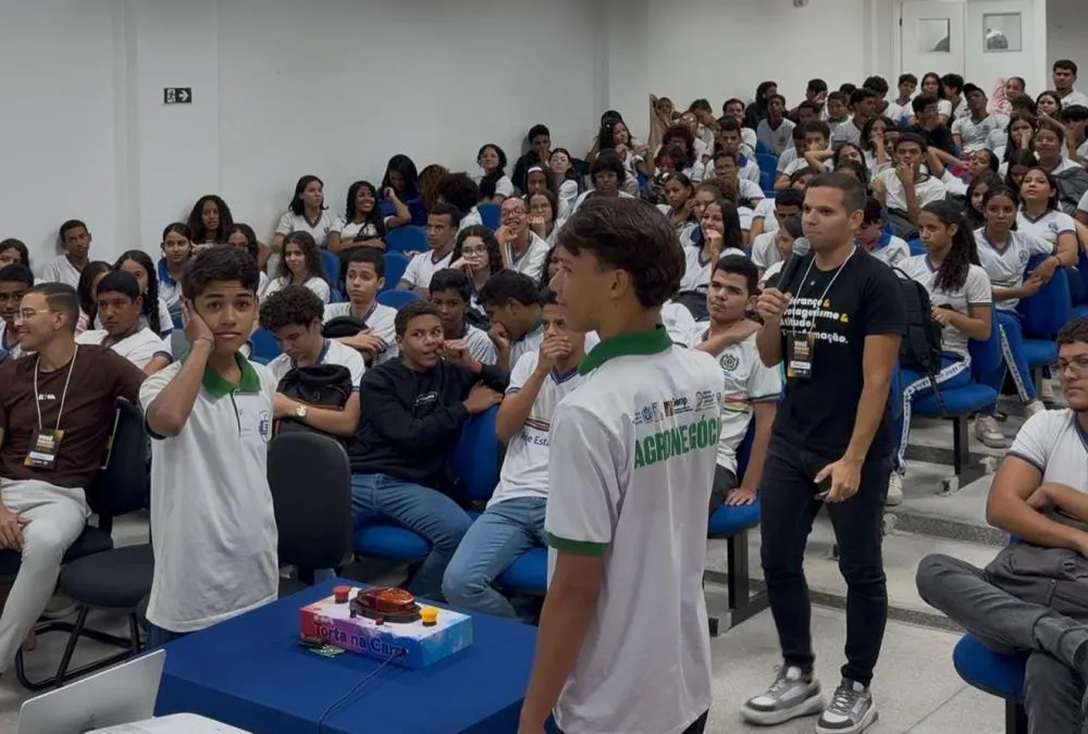 Rhayann Vasconcelos atrai centenas de jovens em circuito de palestras no Sertão do São Francisco