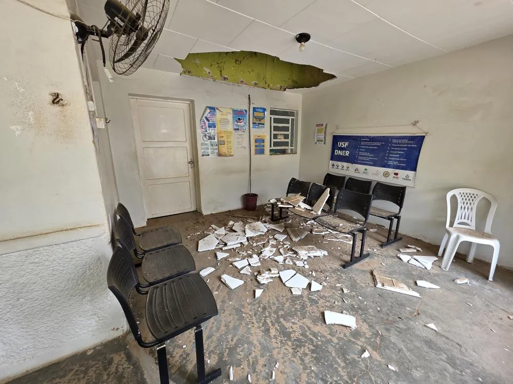 Forro de gesso da UBS do bairro DNER desaba parcialmente em Floresta