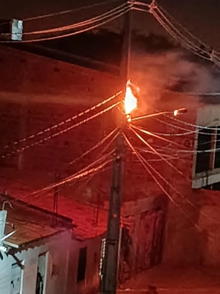 Poste pega fogo e deixa moradores sem energia no bairro Caetano 2 em Floresta