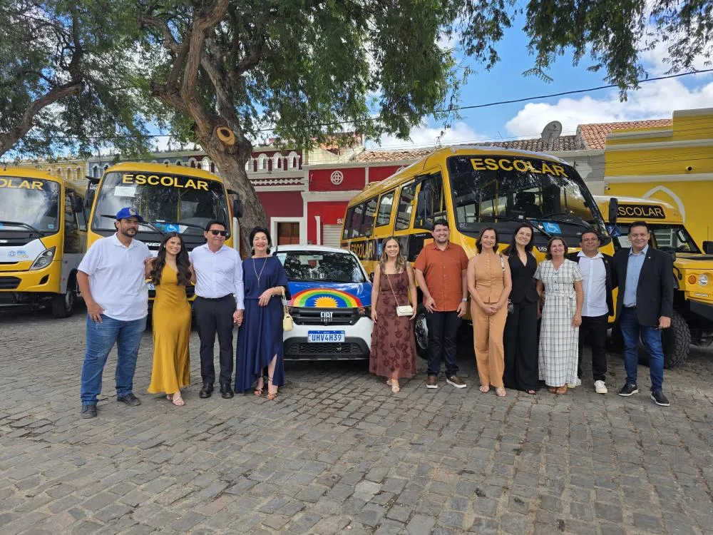 Prefeitura entrega ônibus escolares e veículos durante os 119 anos de Floresta