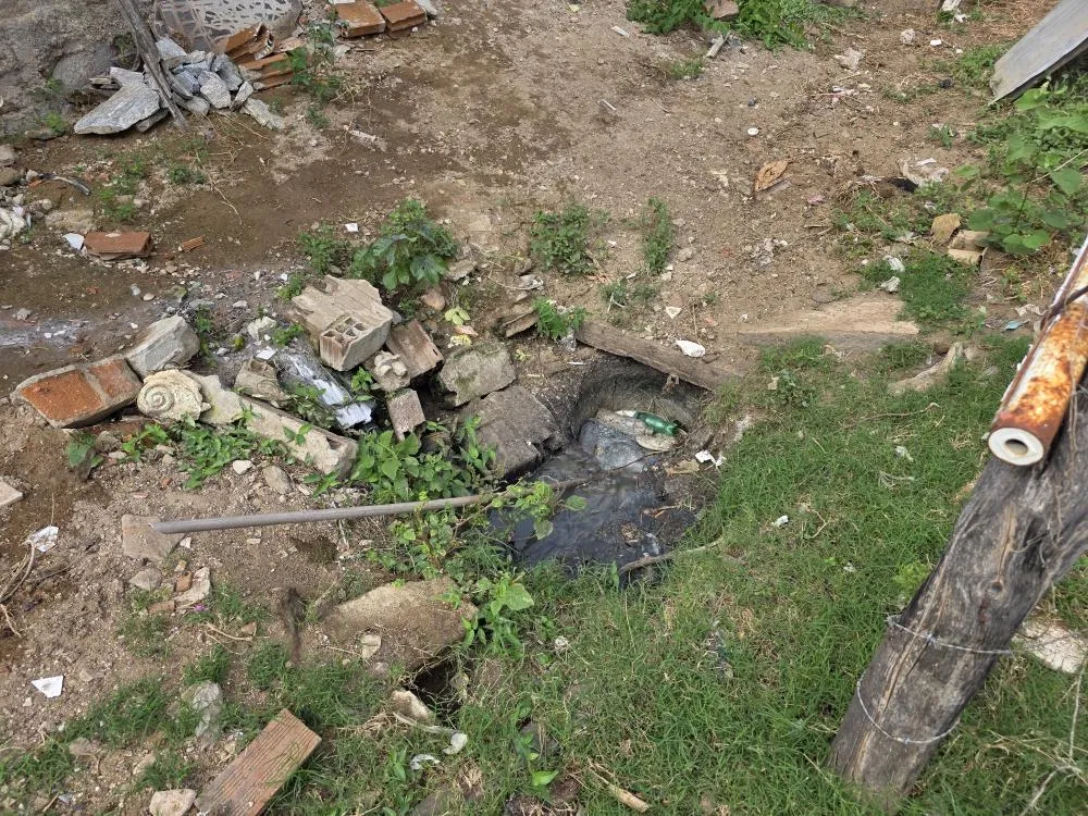 Esgoto improvisado causa transtornos e preocupa moradores do Caetano 2 em Floresta