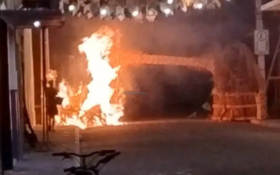 Decoração de São João pega fogo na Rua Dr. Tito Rosas no Centro de Floresta, PE