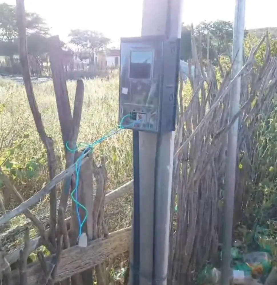 Moradores cobram ligação elétrica em quadra na zona rural de Carnaubeira da Penha