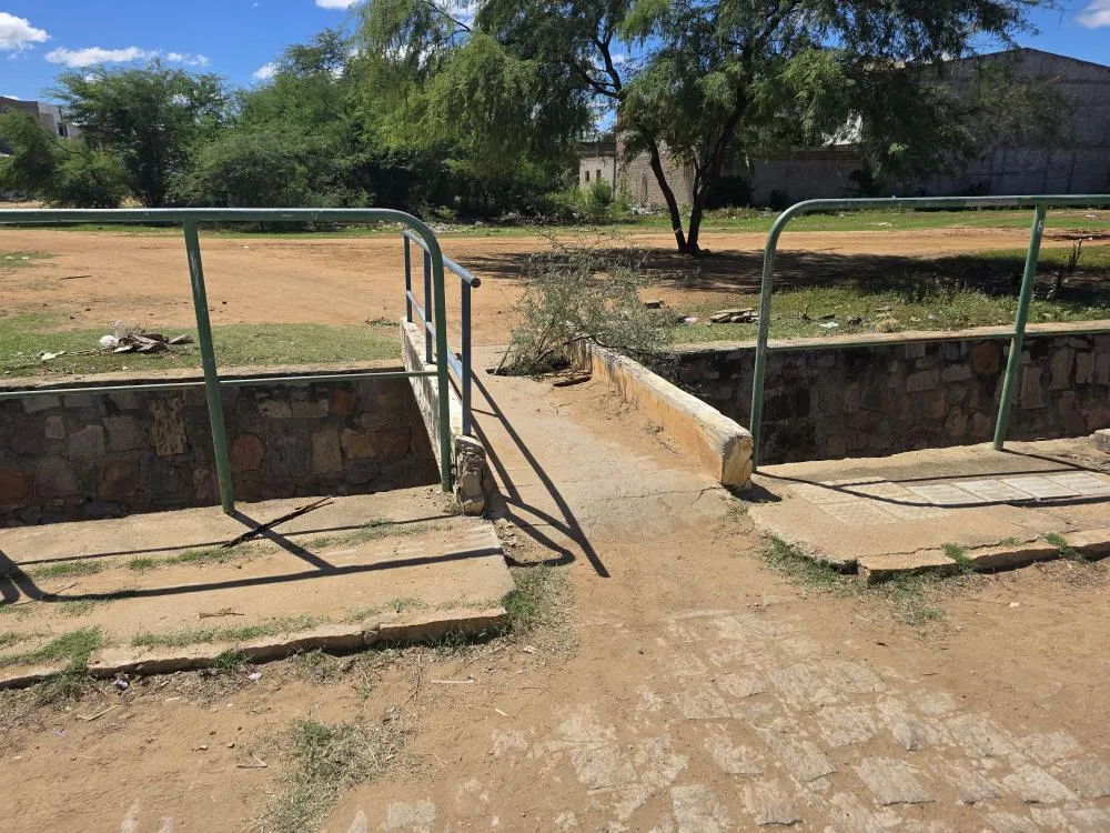 Passarela de pedestres desaba parcialmente e preocupa moradores em Floresta