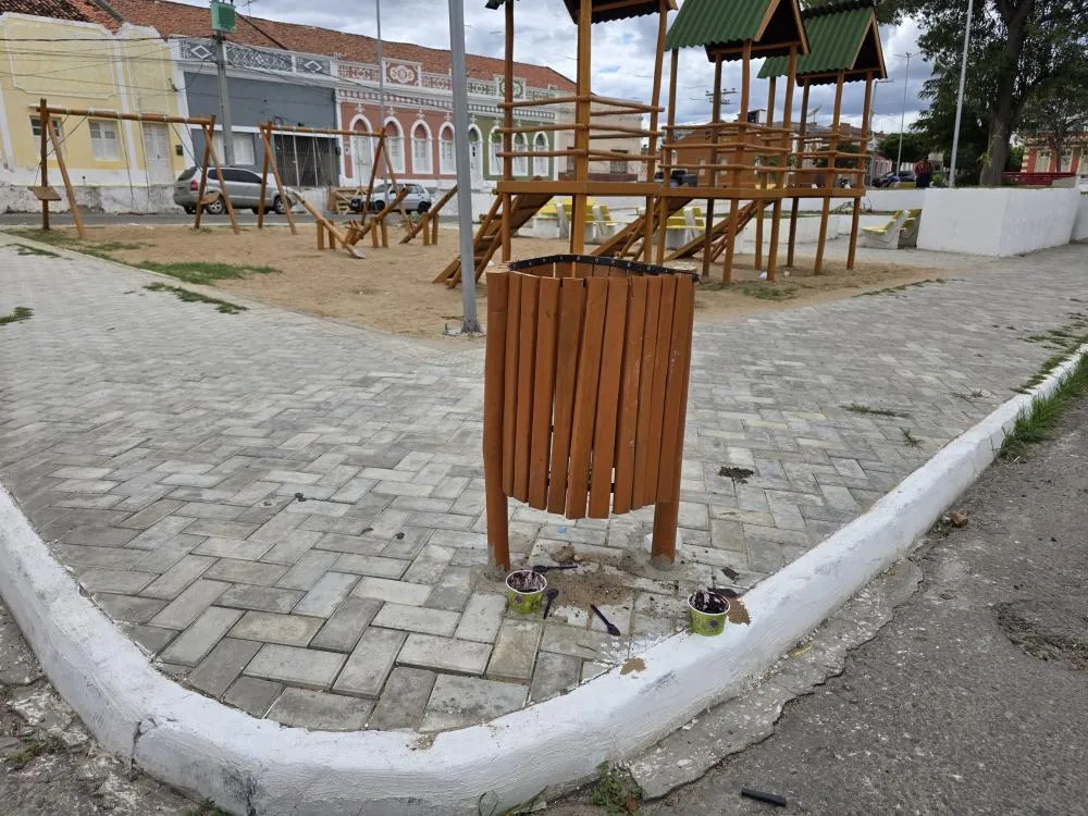 Quanto custaram as lixeiras sem fundo da Praça Major João Novaes, em Floresta?