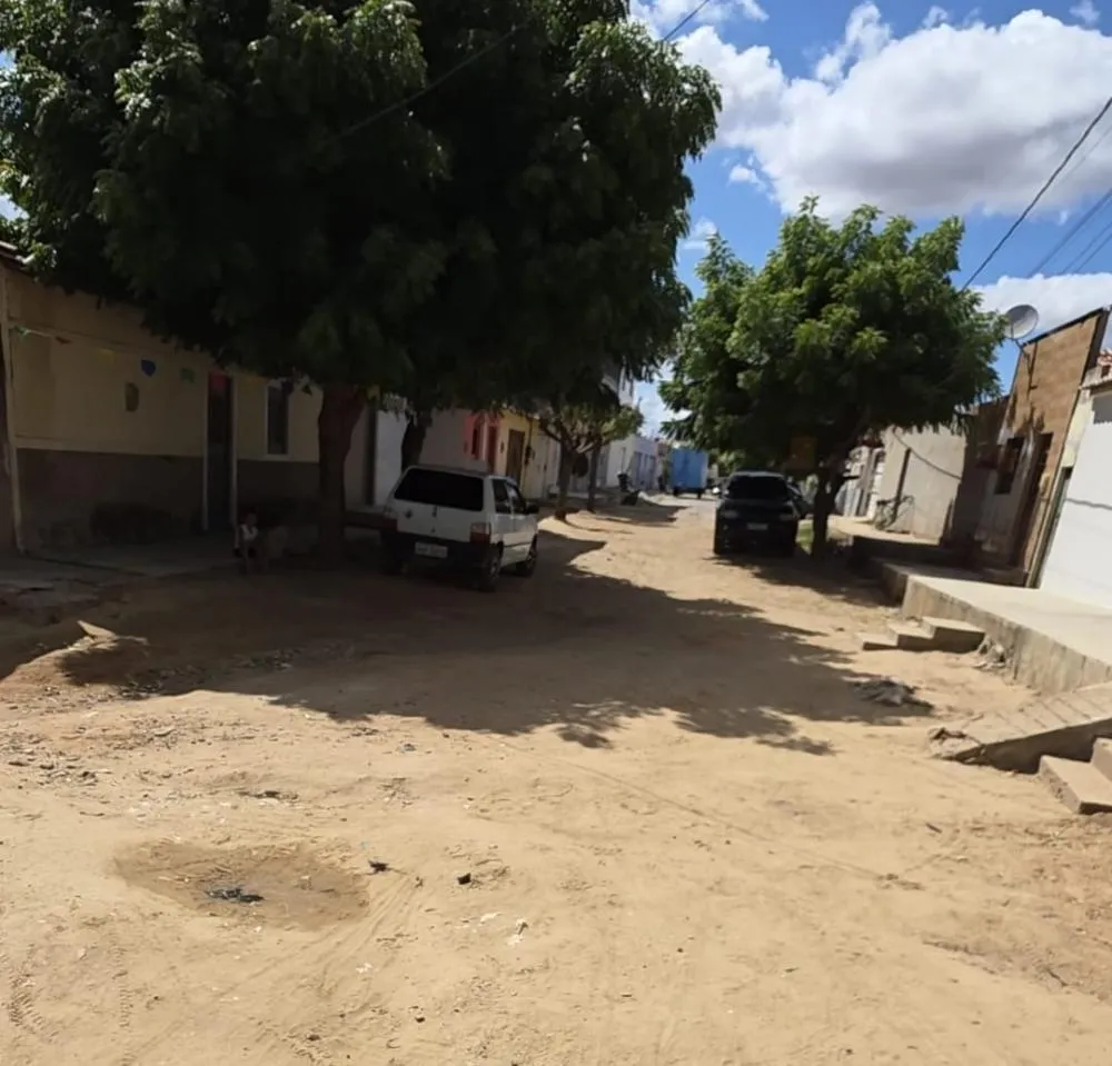 Prefeitura assina contrato para pavimentar rua, mas obra continua no papel em Floresta