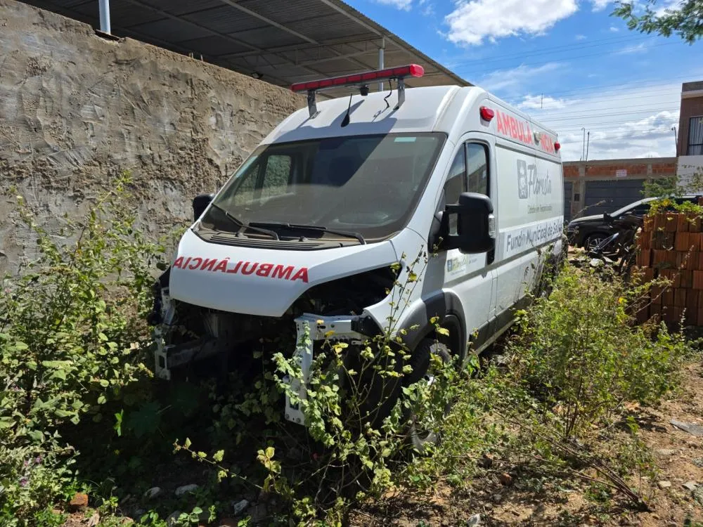 Promessa de conserto não sai do papel e ambulância continua quebrada em Floresta