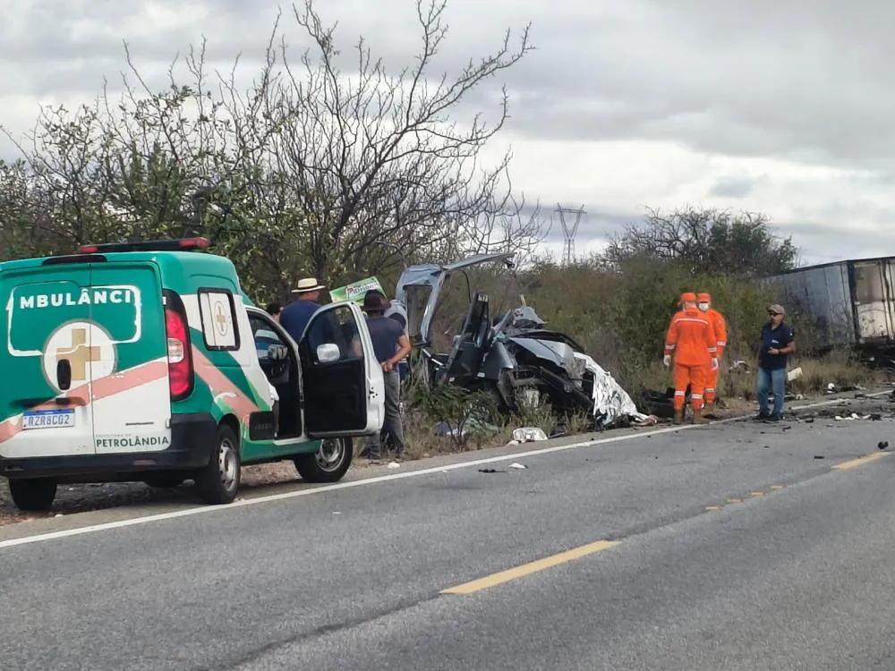 Acidente envolvendo van e caminhão deixa mortos e feridos na PE-360 em Floresta, PE