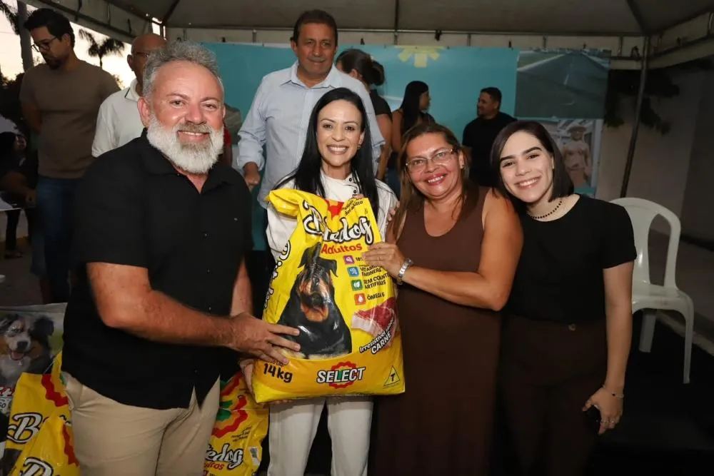 Prefeitura entrega 1,5 tonelada de ração e lança mutirão de castração em Serra Talhada