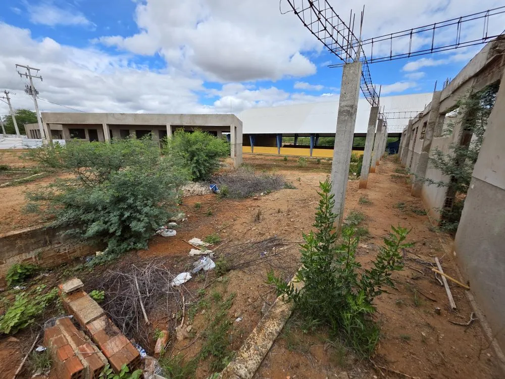 Empresa assina contrato para concluir construção da escola do bairro Santa Rosa em Floresta, PE