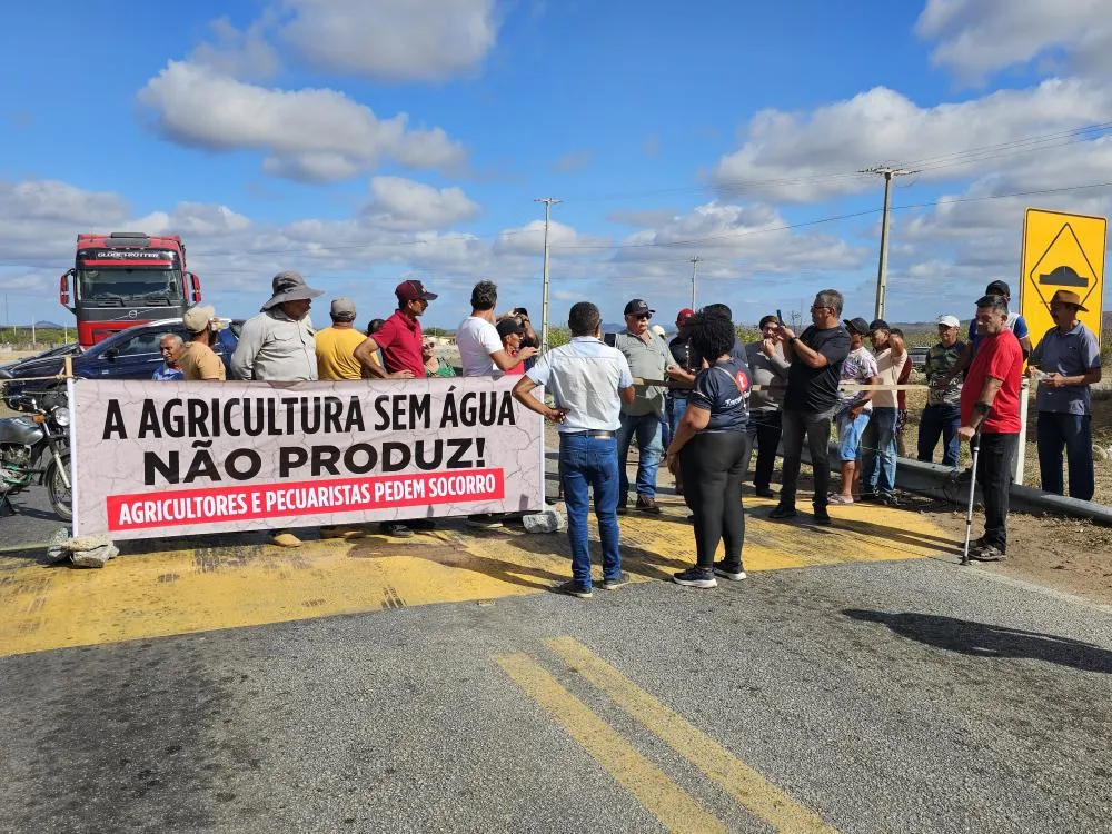 Agricultores fecham PE-360 entre Floresta e Ibimirim e cobram mais água para produção