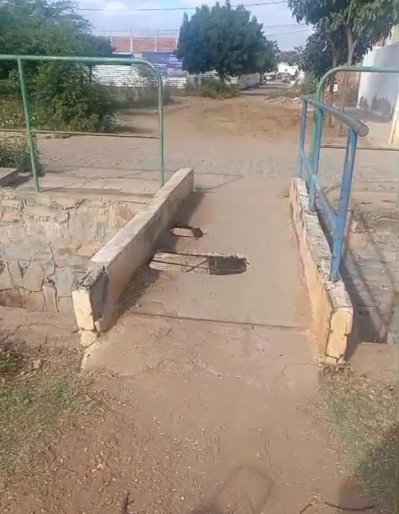 Risco de desabamento: moradores pedem ponte no lugar de passarela em Floresta