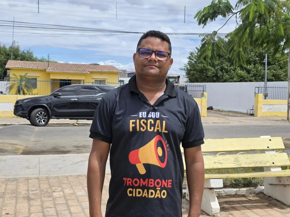 Jornalista entrega demandas do Trombone Cidadão ao Secretário de Obras de Floresta